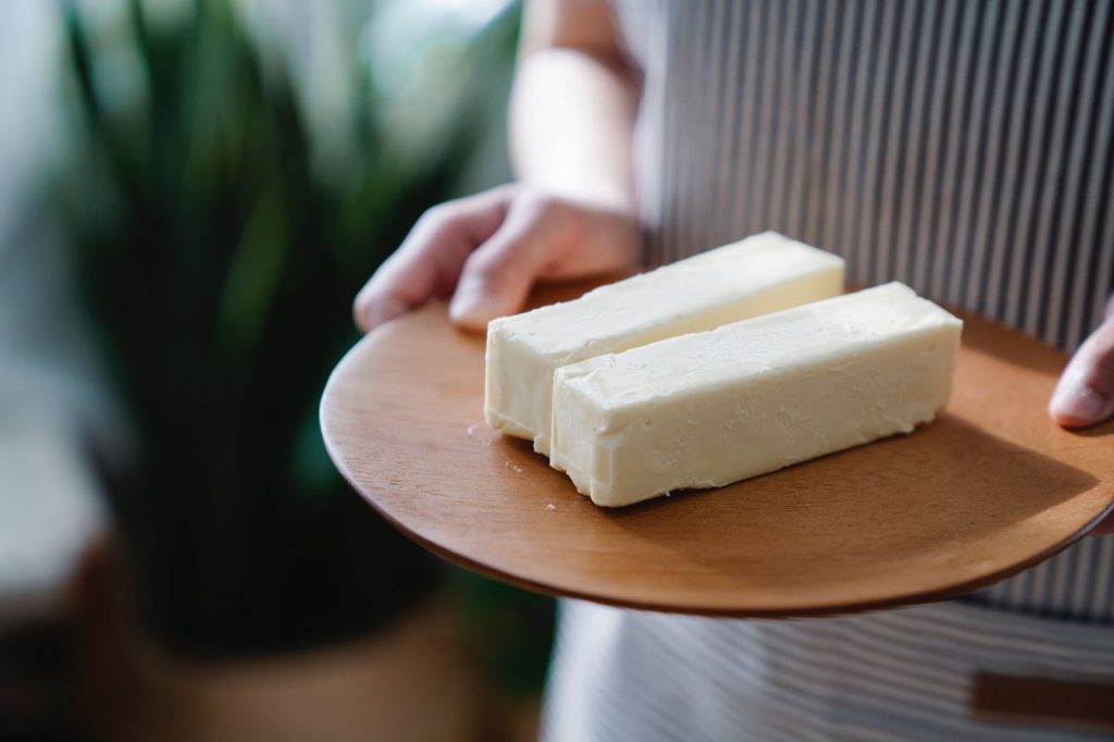 Bên cạnh việc tăng hương vị cho mẻ bánh, sử dụng bơ trong việc làm các món ngọt tráng miệng còn giúp cốt bánh mềm hơn